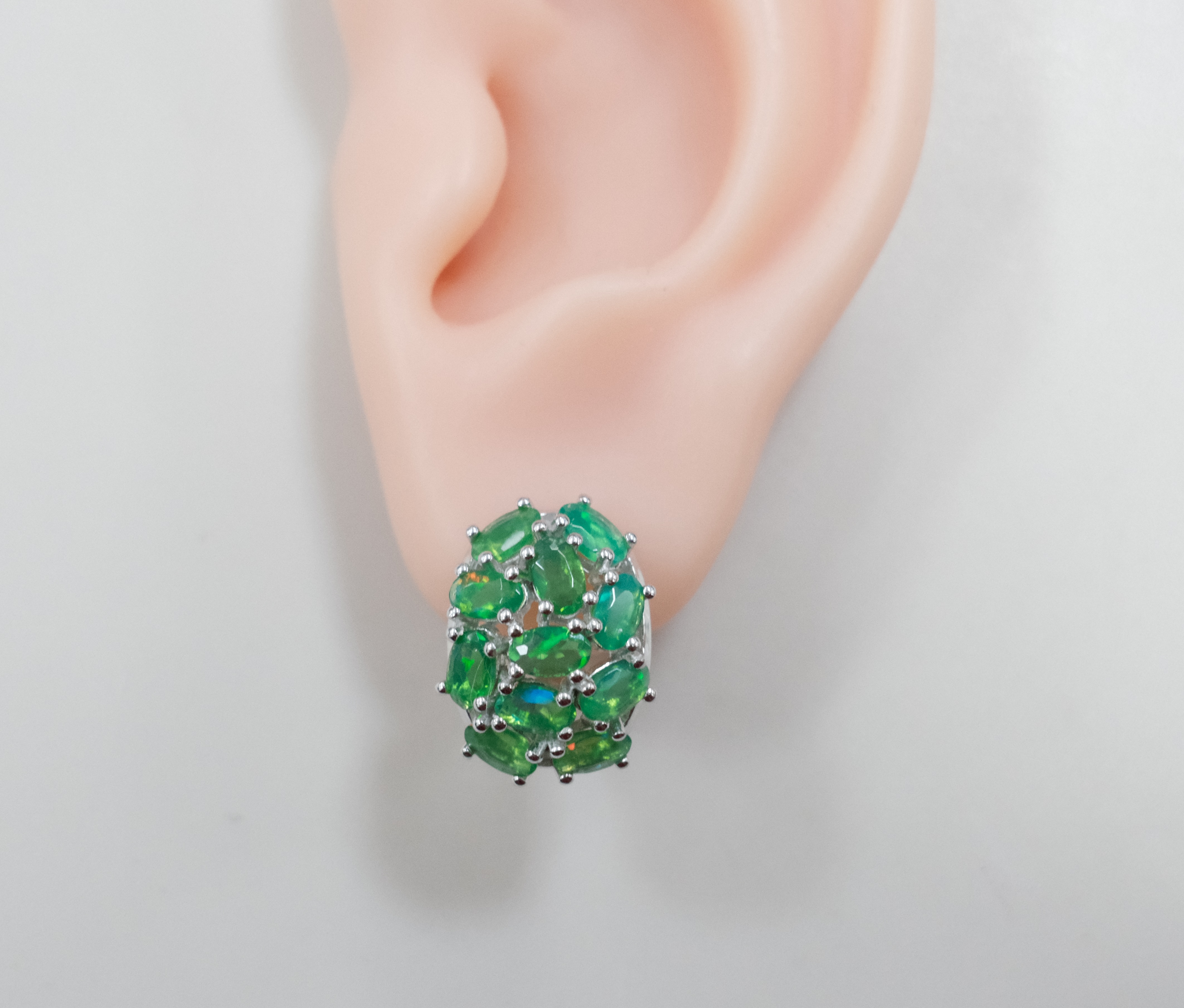 Серебряные серьги с зелеными опалами